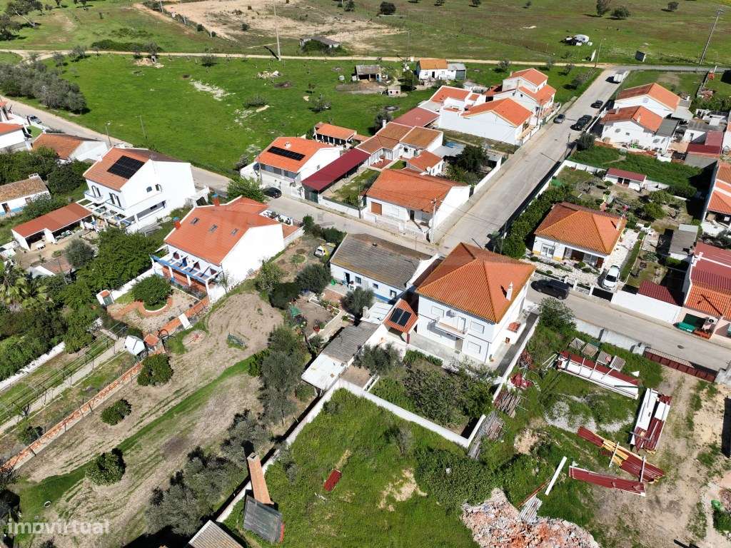 Moradia T4+3 com garagem, terraço e logradouro nas Ermidas-Sado-44