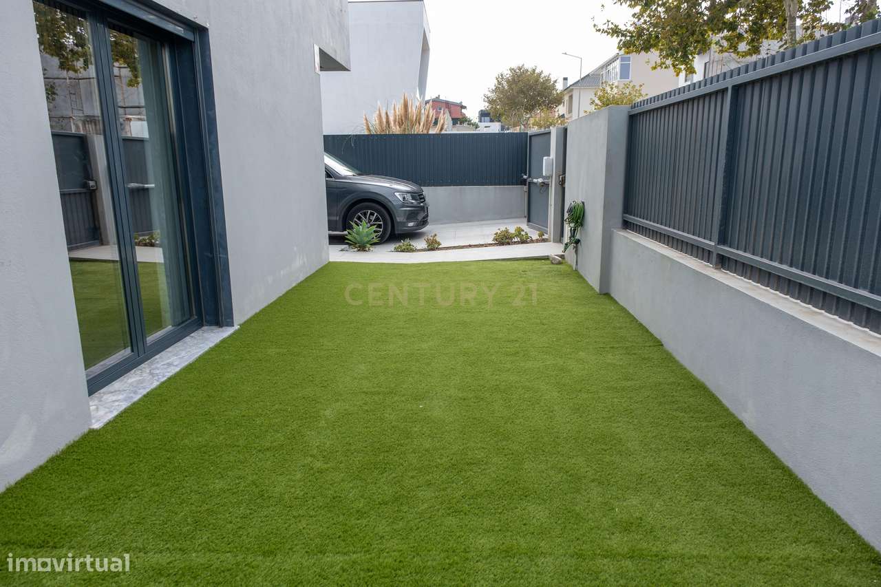 Moradia T4 com jardim e espaço exterior para convívio-42