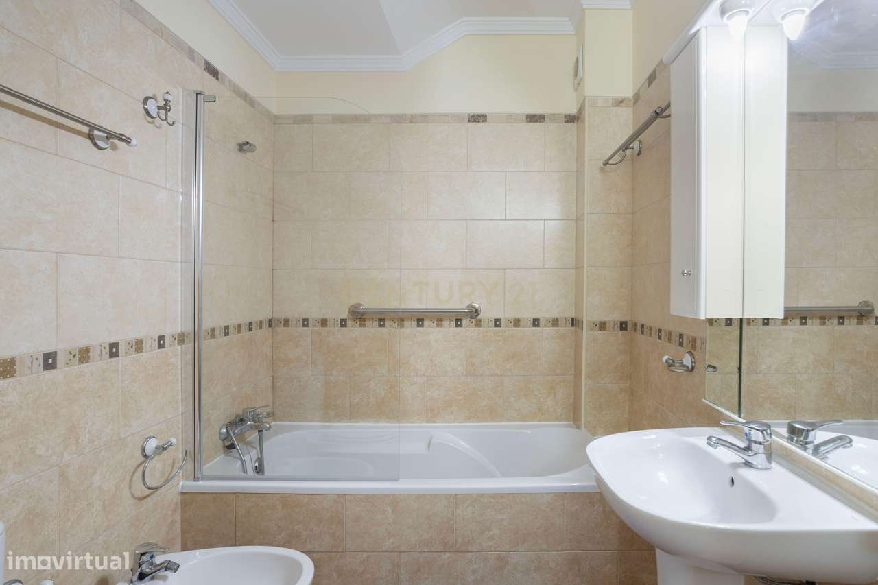 Moradia Tradicional T2 na Primeira Linha da Ria — Santa Luzia, Capital-17