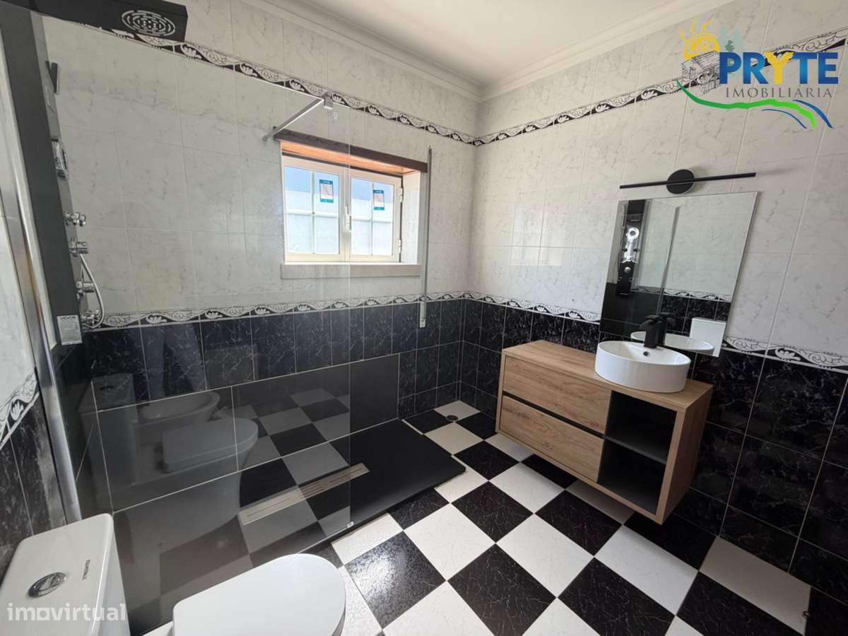 Moradia em Excelentes Condições com Amplo Terreno - Oportunidade Única-17