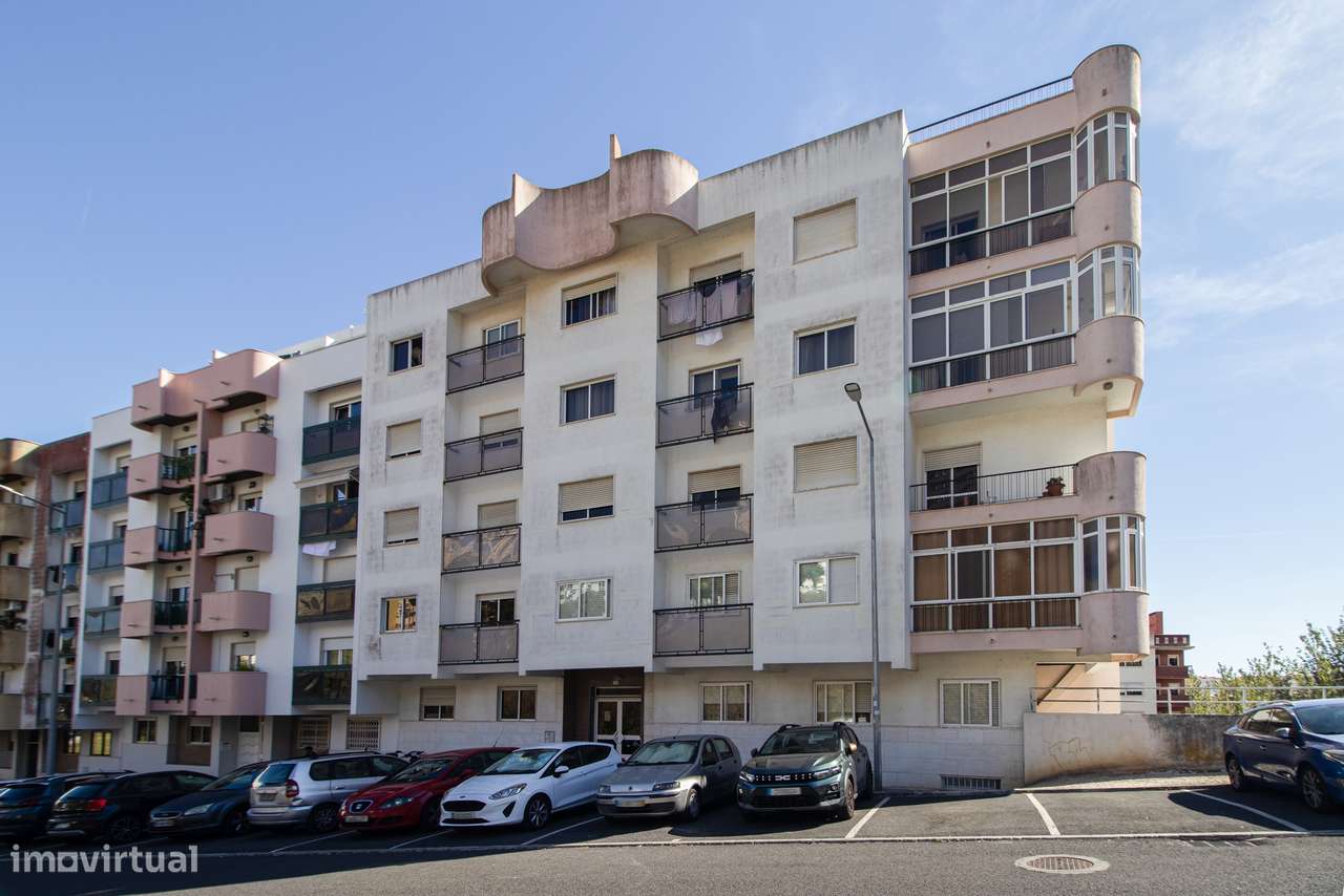 Apartamento T3 c/ 2 WCs e Sala c/ Lareira em Monte Abraão, Sintra-1