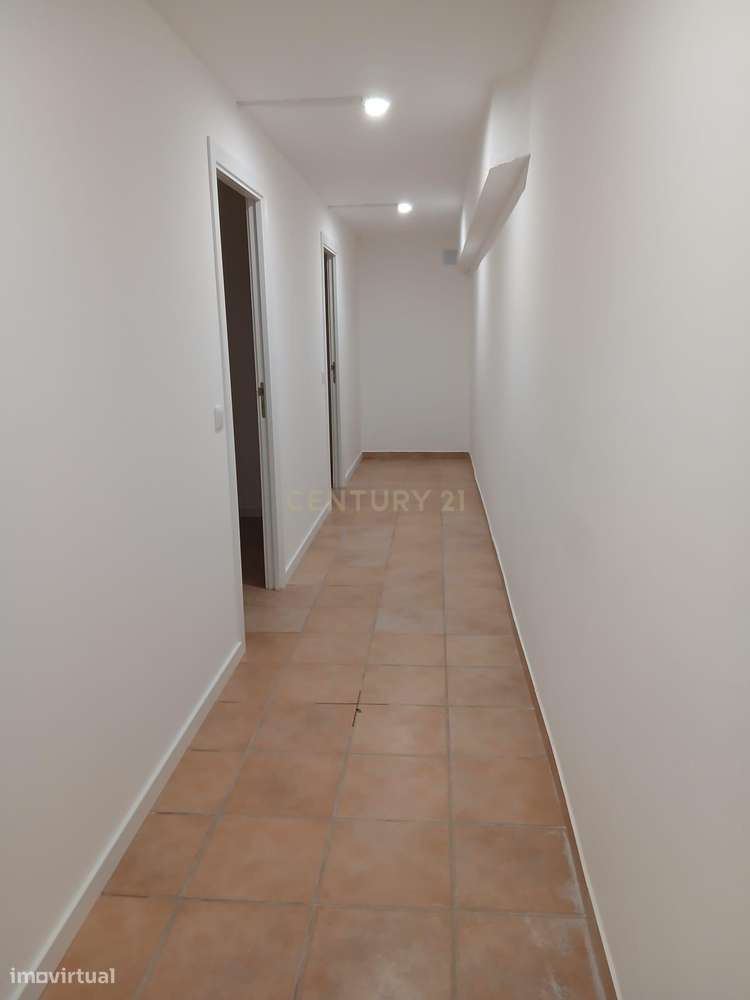 Escritório/ Apartamento T4 no centro da Marinha Grande-8