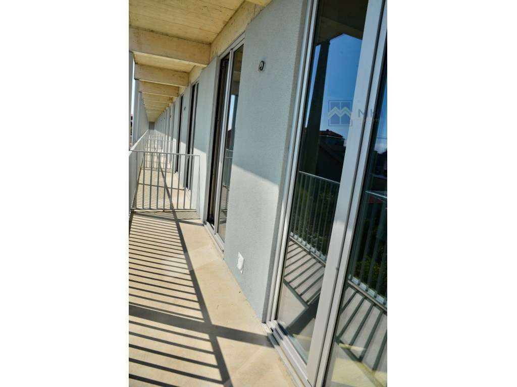 T0 +1 Novo com Varanda e Garagem e excelentes vista à Rua do Bonjar...-29