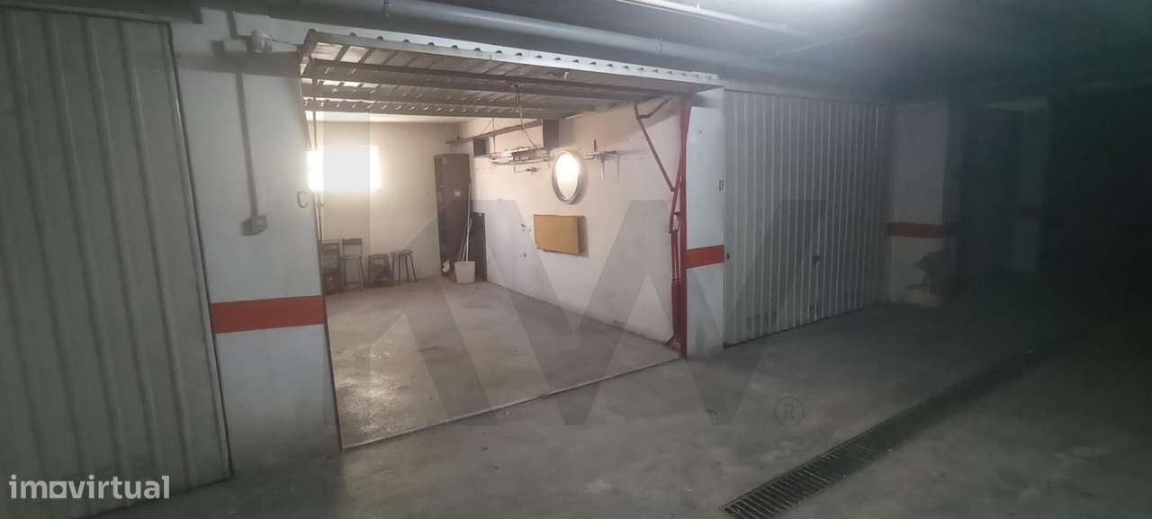 Oportunidade Única: Garagem Box com 16 m2 na Encosta do Sol-14