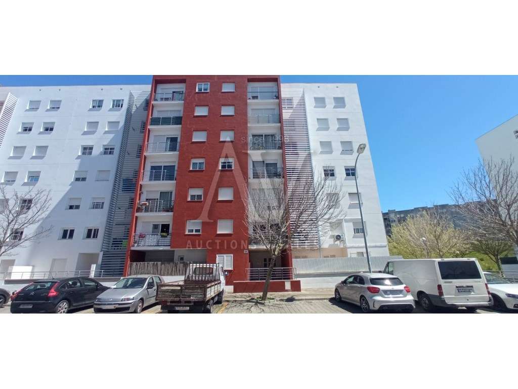 1/2 INDIVISA DE APARTAMENTO T2 e 1/96 AVOS DE ESTACIONAMENTO _ AMEI... - Grande imagem: 2/14