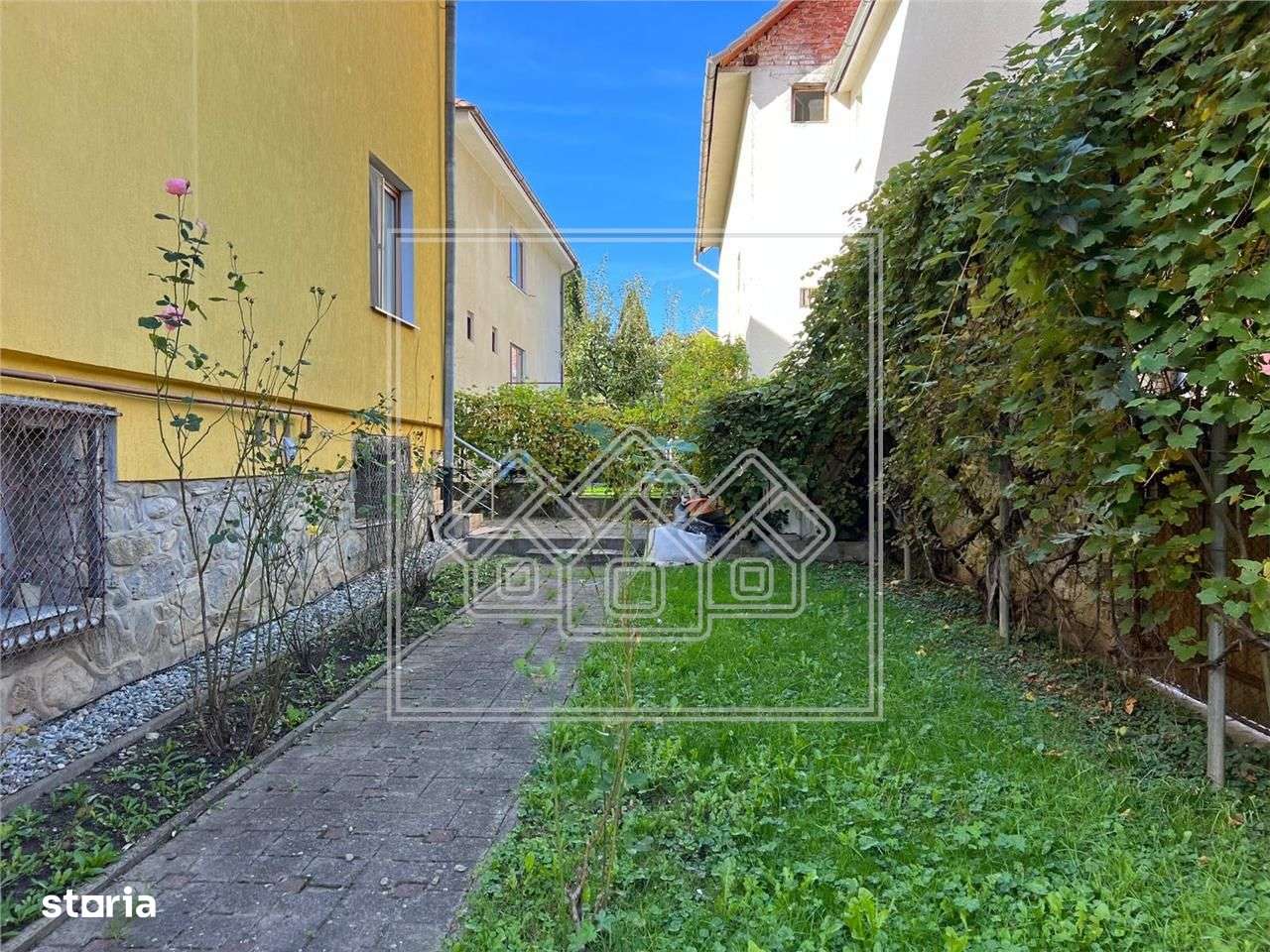 Casa de vanzare in Cisnadie - 6 camere, garaj - teren 250 mp - Imagine principală: 4/18