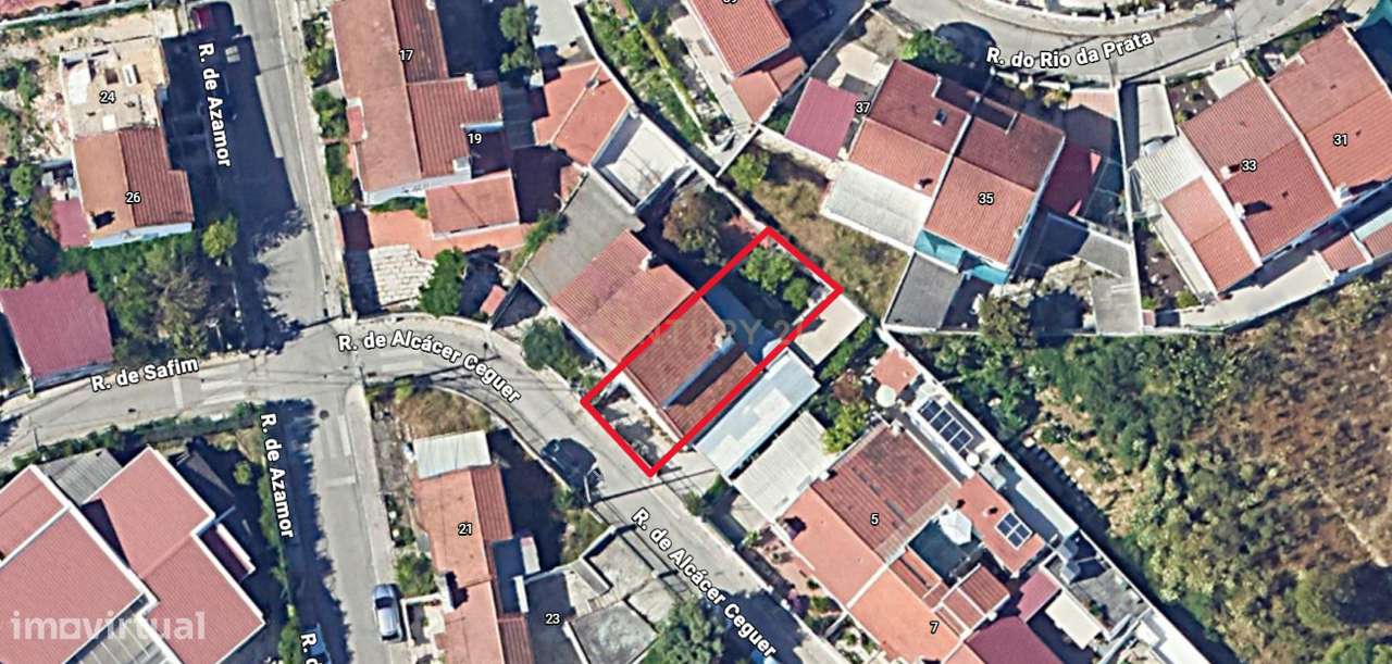 Moradia Geminada em Almada com Estacionamento e Luz Natural-14