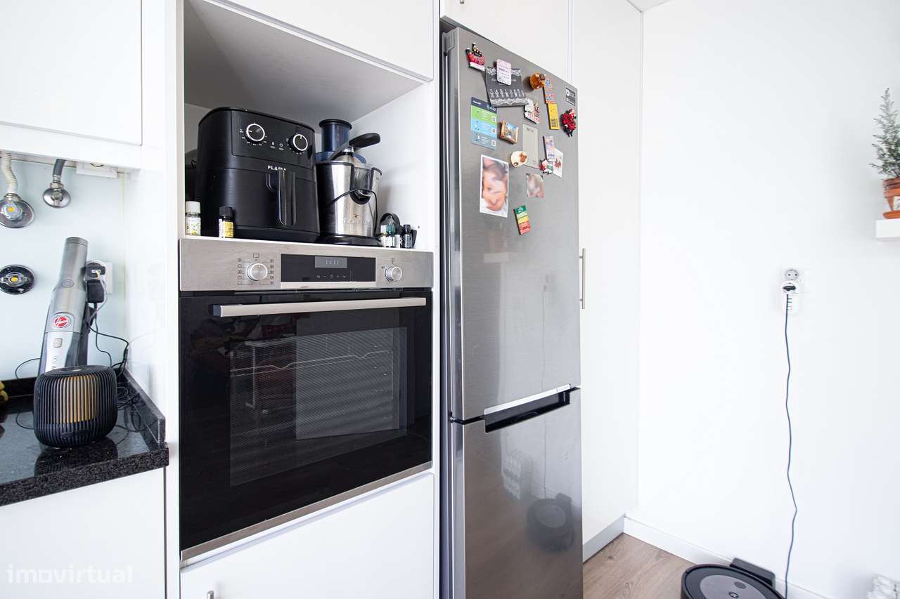 Apartamento T4 remodelado em Carnaxide-5
