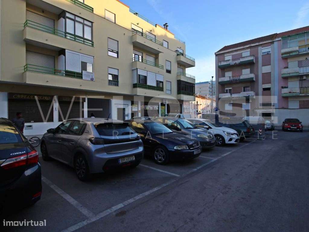 Apartamento T2 com 77m2 e arrecadação localizado na Verderena-14