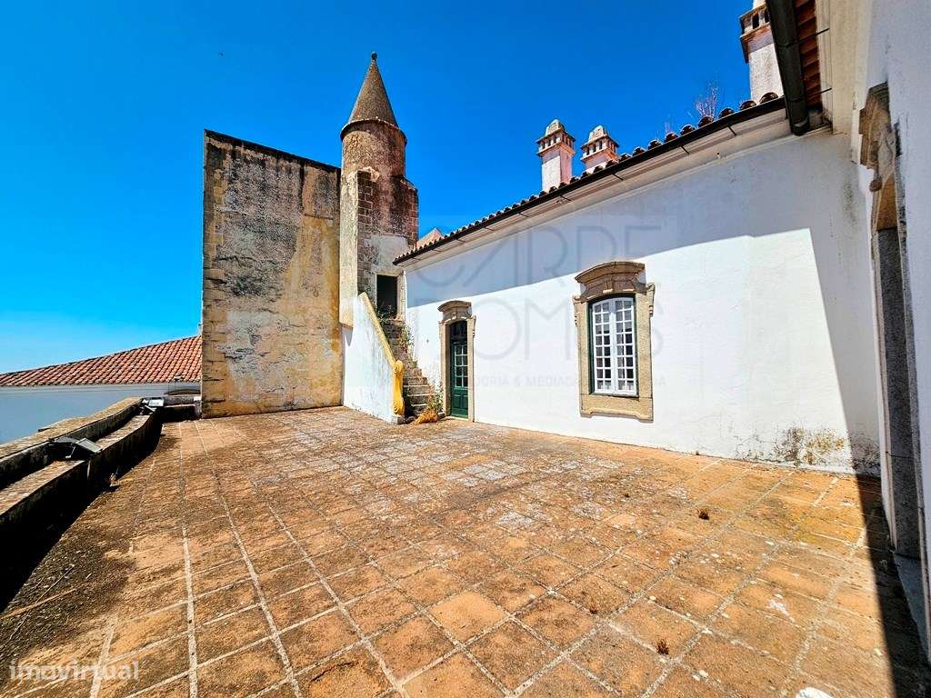 Nobre prédio apalaçado no centro de Évora - Grande imagem: 3/60