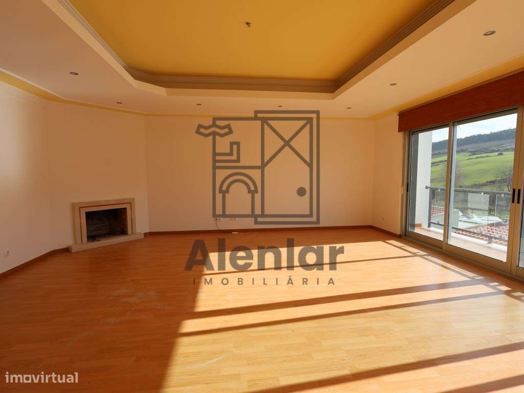 Moradia V3 localizada na freguesia da Carnota, em Alenquer.-9