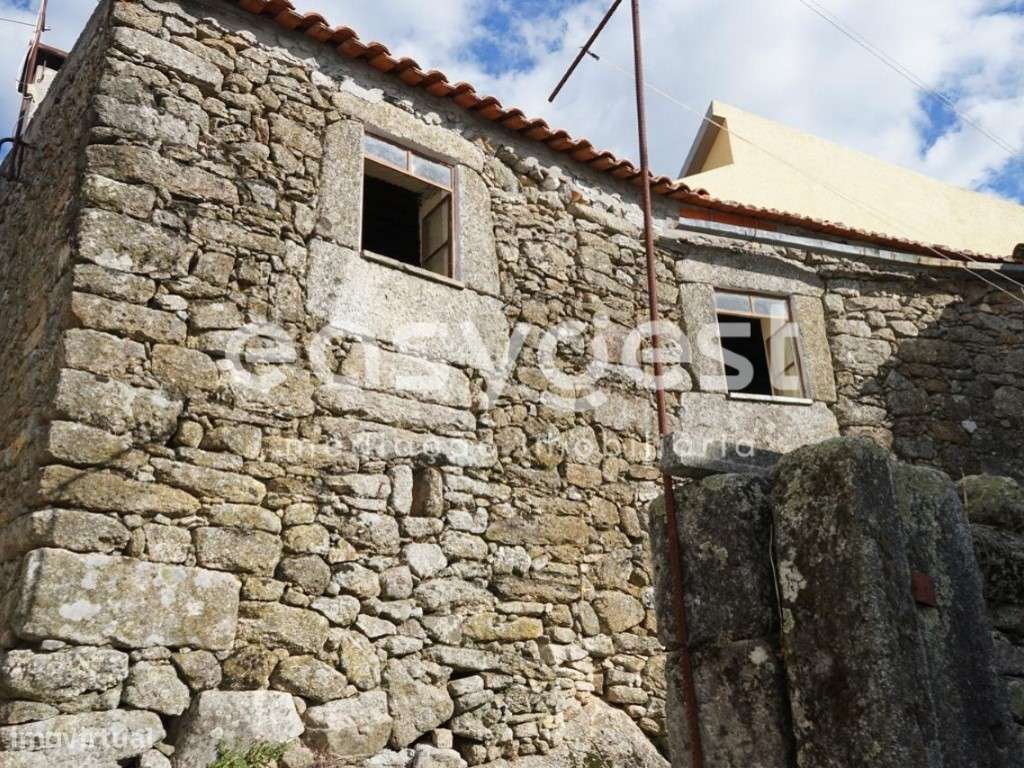 Três casas em granito para reabilitar em Figueiró da Granja - Grande imagem: 4/8