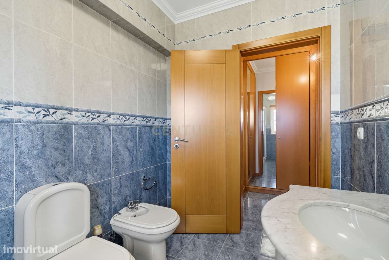 Moradia T5 com Garagem e Piscina em Miragaia, Lourinhã-17