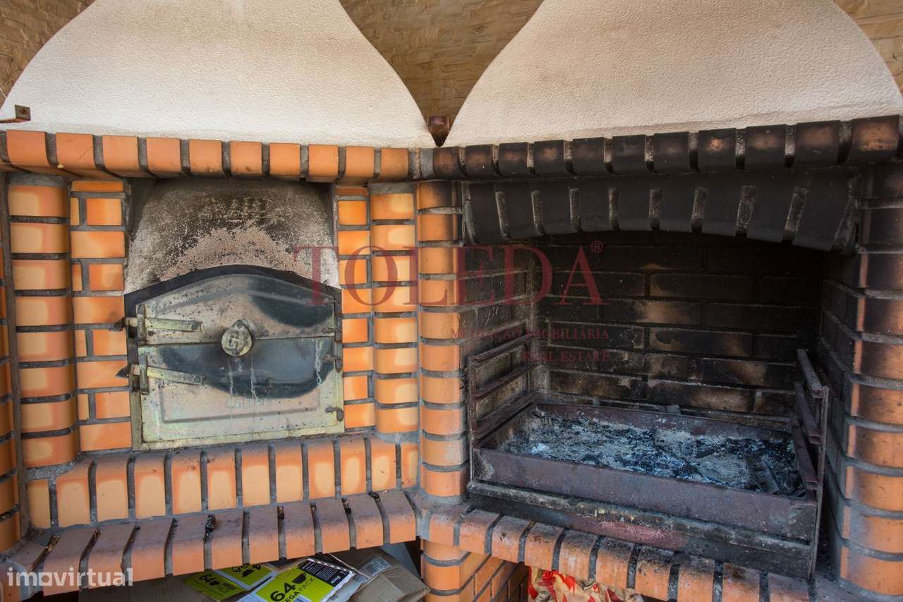 Moradia Isolada T4 em Azeitão com Piscina, Garagem e Churrasqueira-10