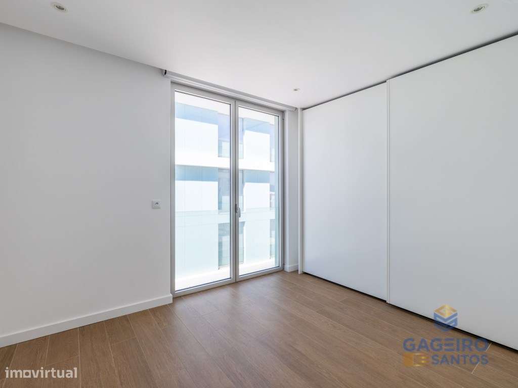 Apartamento T2 inserido em condomínio de luxo na primeira linha de ...-16