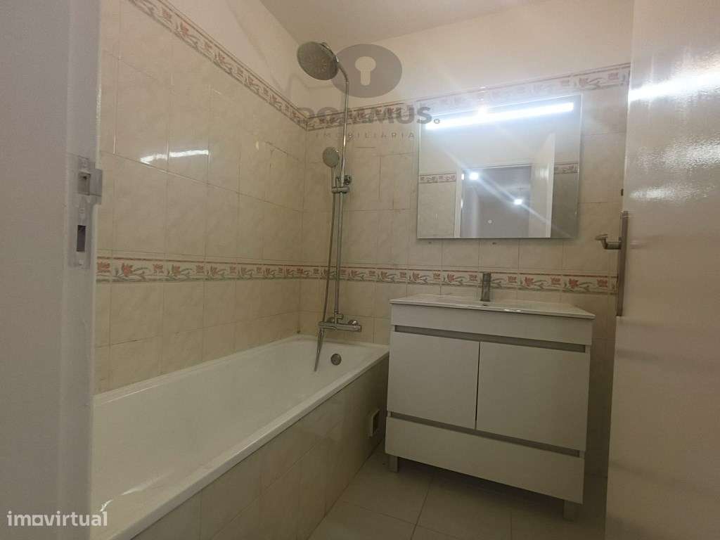 Apartamento T2 C/ algumas melhorias na Tapada das Merces-13