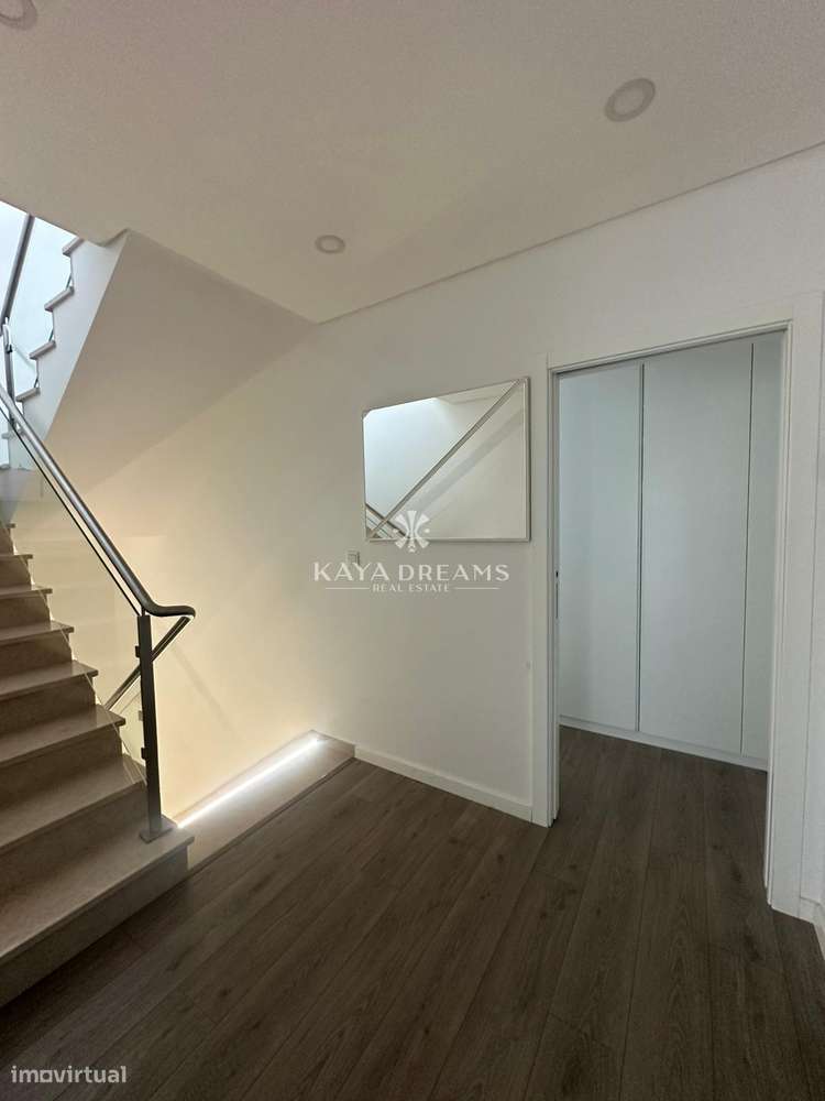 Moradia Semi Nova T4 de Luxo em Famões, a um Passo de Lisboa-13