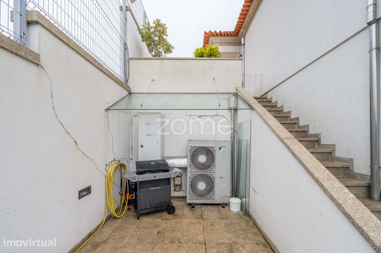 Moradia T3 c/Suítes e Piscina na Quinta das Luzes-37