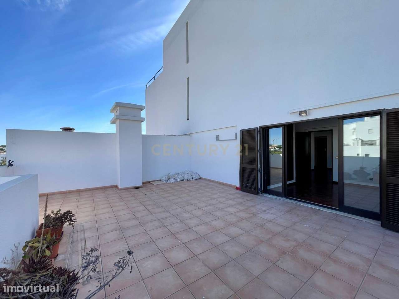 Exclusivo Apartamento T2 - Quarteira - Lugar de Garagem - Varandas - P-7