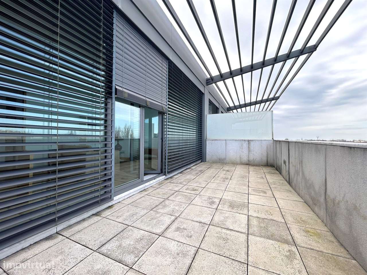 T1 Penthouse c/ terraço | equipado e mobilado e garagem junto ao Norte - Grande imagem: 2/22