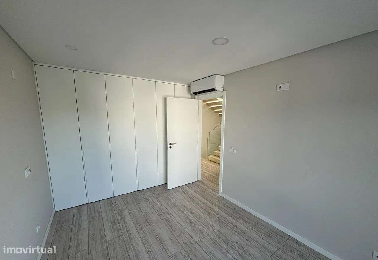 Moradia T4 com piscina e garagem - A Estrear-7