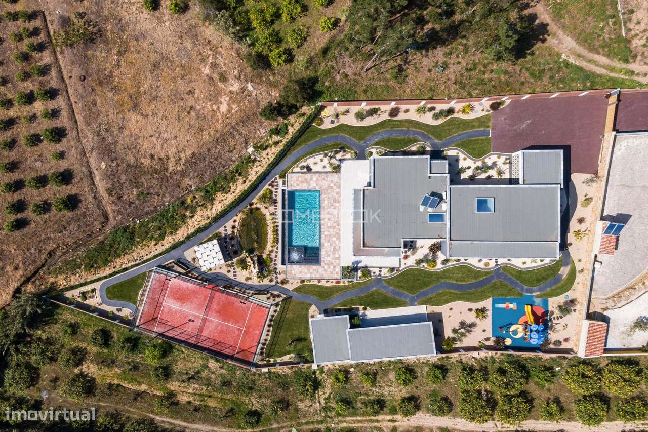 Moradia de Luxo a poucos minutos da Praia - Grande imagem: 1/57