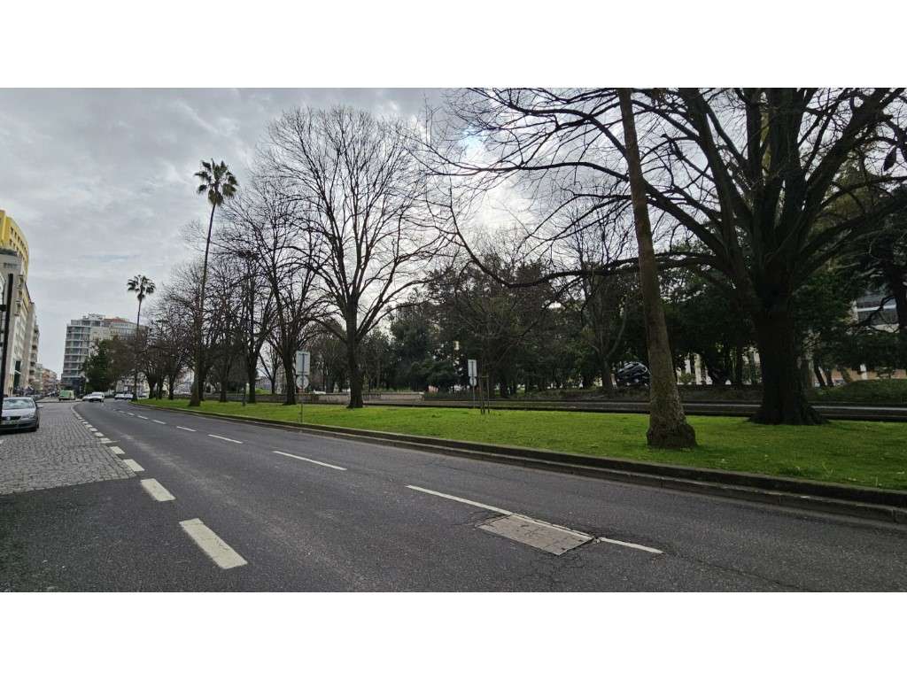 Loja com 624m2 - Para investimento - Campo Grande, Lisboa-4