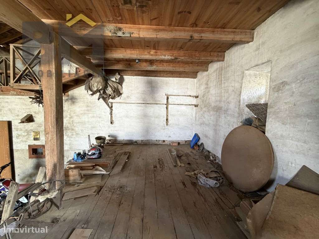 Edifício antigo no centro da aldeia de Proença-a-Velha-9