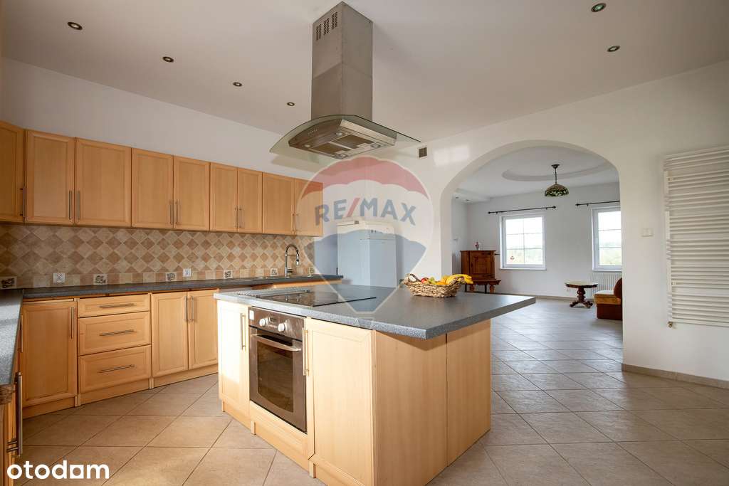 Rodzinna rezydencja z potencjałem pensjonatowym!-5