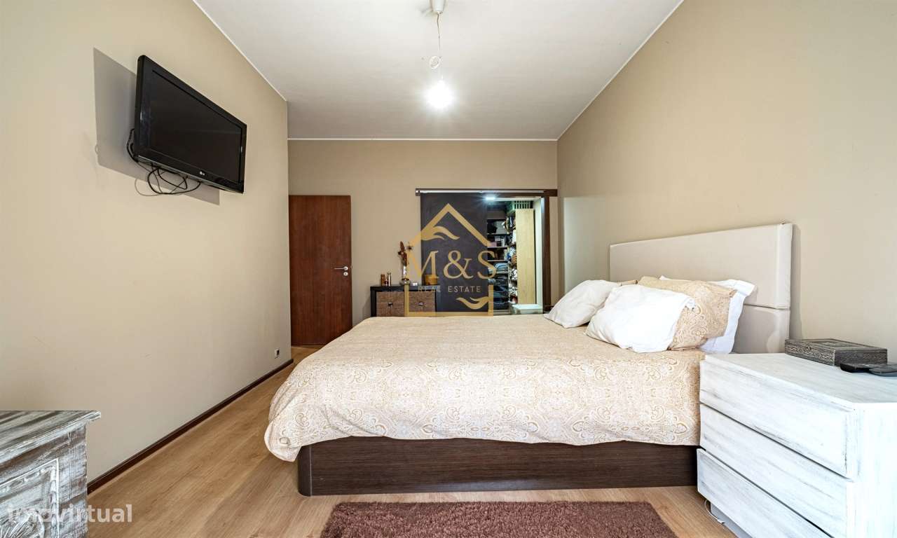 Apartamento T4 Remodelado, Terraço com 100m2,a 500Mts do Metro - Porto-18