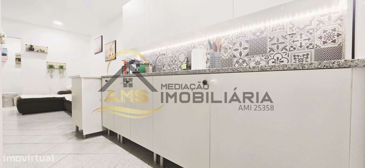 LOJA COMERCIAL/APARTAMENTO T1+1-16