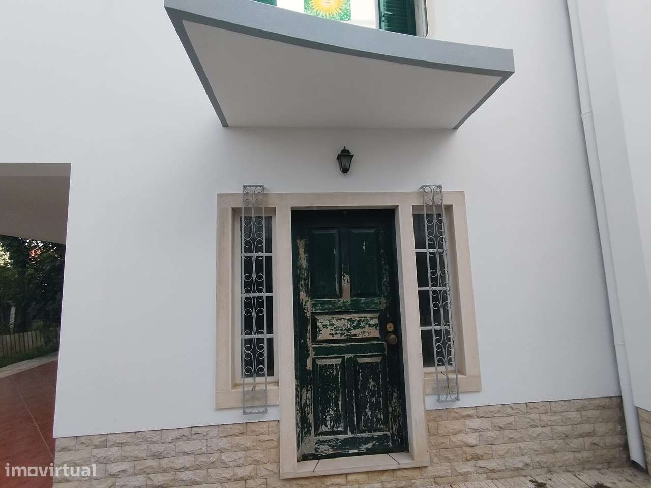 Moradia de 3 Pisos Com Piscina e Jardim – Excelente Potencial - Grande imagem: 2/60