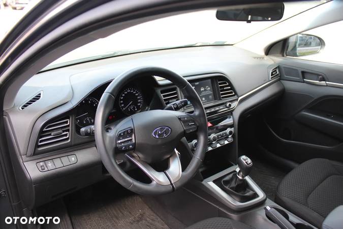 Hyundai Elantra 1.6 Comfort - 10