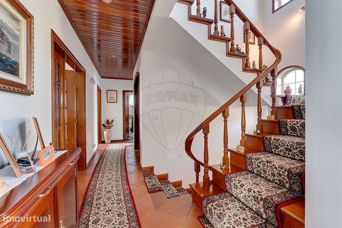 Moradia T5 com eficiência energética e vistas desafogadas em Assequins-24