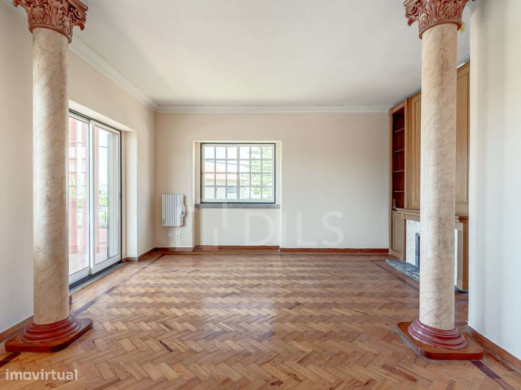 Moradia T8 isolada, com jardim e piscina no centro da Parede-24