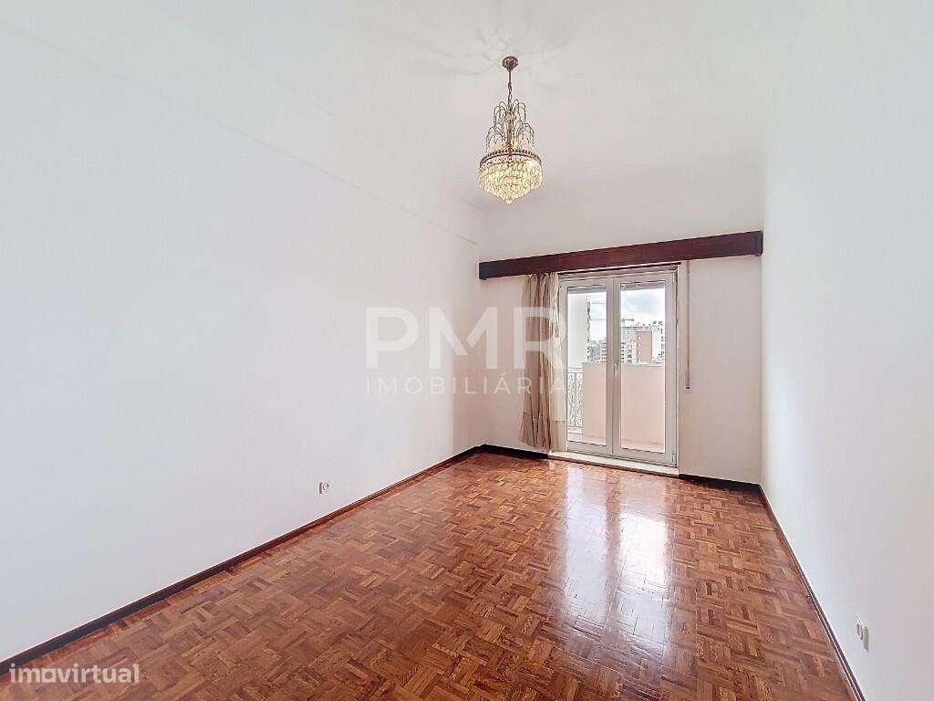 Vende-se Apartamento de 5 assoalhadas c/garagem e arrecadação junto ao - Grande imagem: 4/18