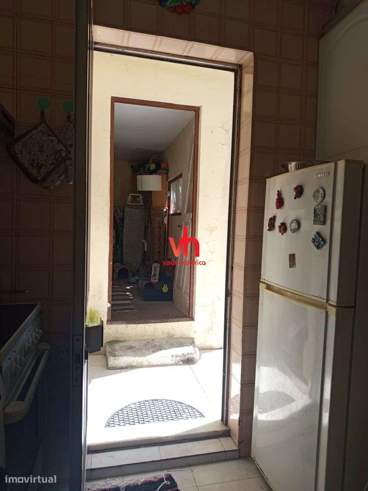 Vende-se Moradia ao Carvalhido com Potencial de Investimento-4