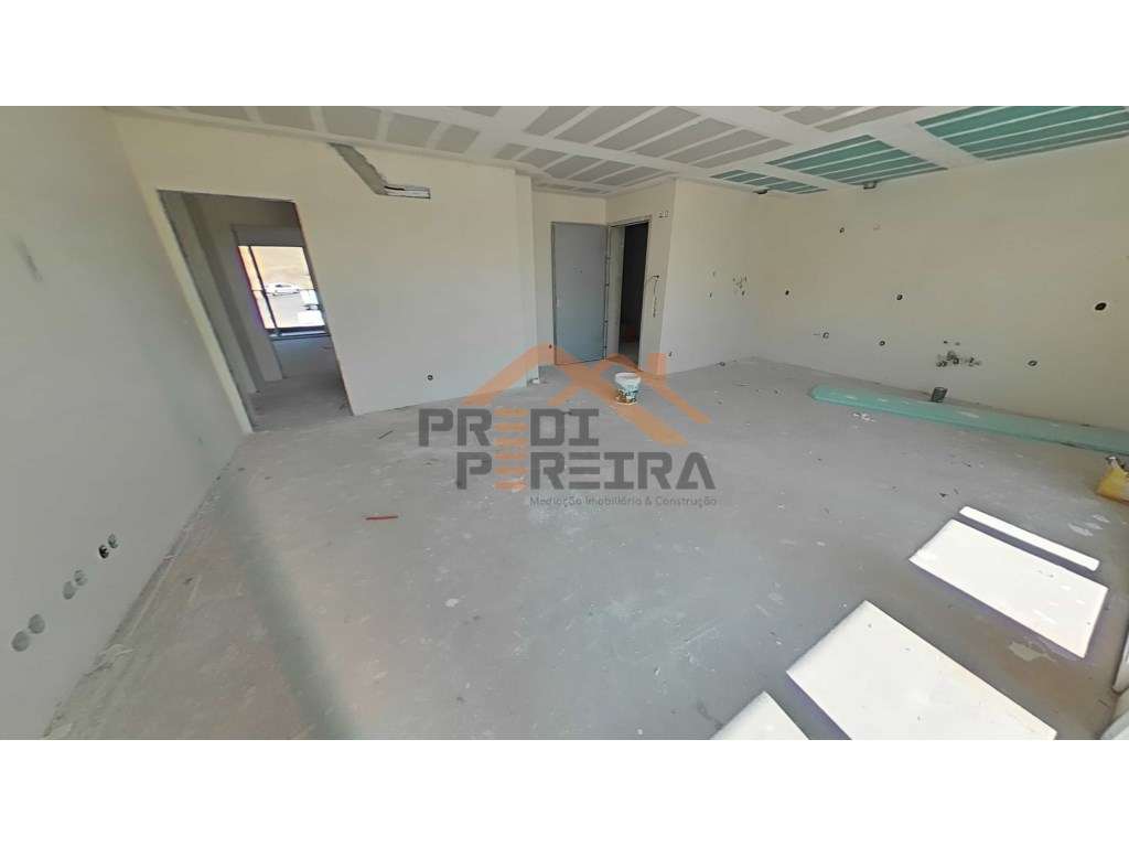 Apartamento T2, localizado em Santo António dos Cavaleiros. - Grande imagem: 1/27