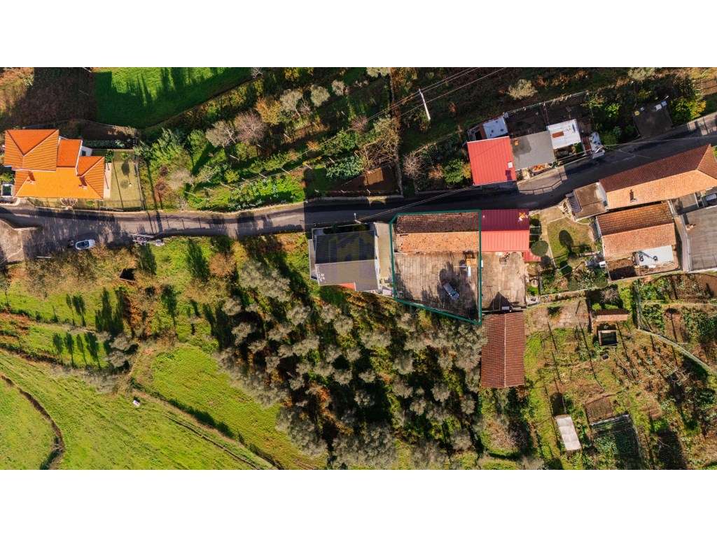 Terreno com Potencial para 1 ou 2 Habitações e excelente localização.-5