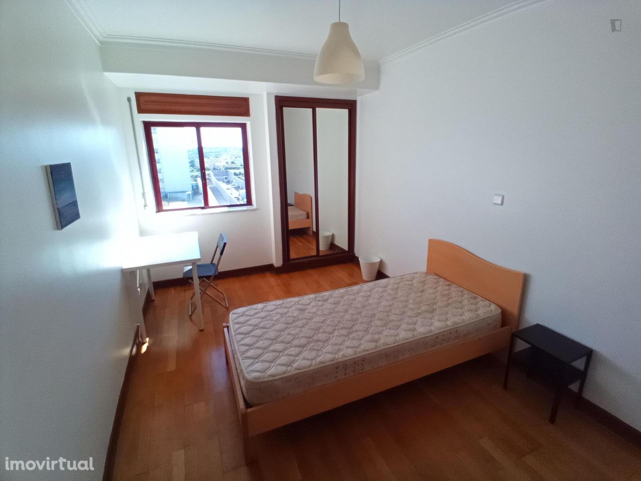 592825 - Quarto com cama de solteiro em...