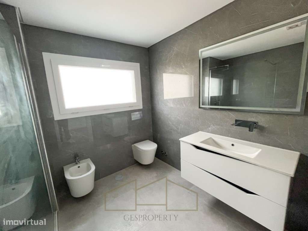 Moradia T4 Isolada Sobreda-19