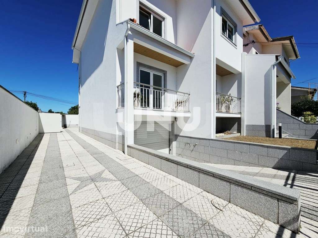 Moradia Geminada T4 - Zona Residencial-0