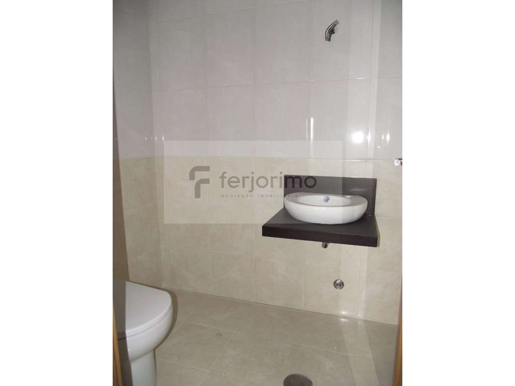 T3 ULTIMO ANDAR. ARCELA / AZUREM 

 COM MOVEIS DE COZINHA : 

C... - Grande imagem: 5/18