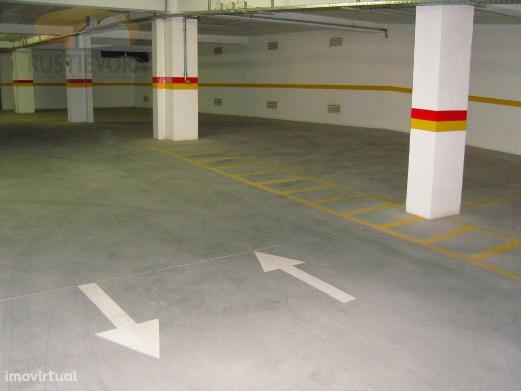 Garagem dupla em estacionamento coberto, situado no piso ...