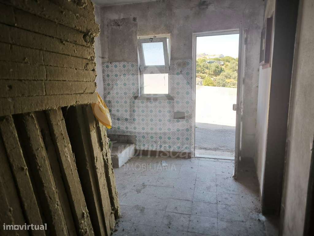 Prédio de 2 pisos para remodelação no Bairro de São João em Camarate - Grande imagem: 2/21