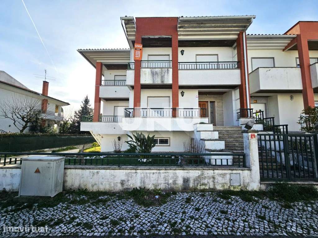 Moradia em Banda T5 - A 5 Minutos do Centro da Cidade de Viseu-0