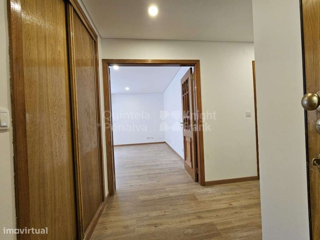 Apartamento T2 renovado com terraço e garagem em Carcavelos - Grande imagem: 3/21