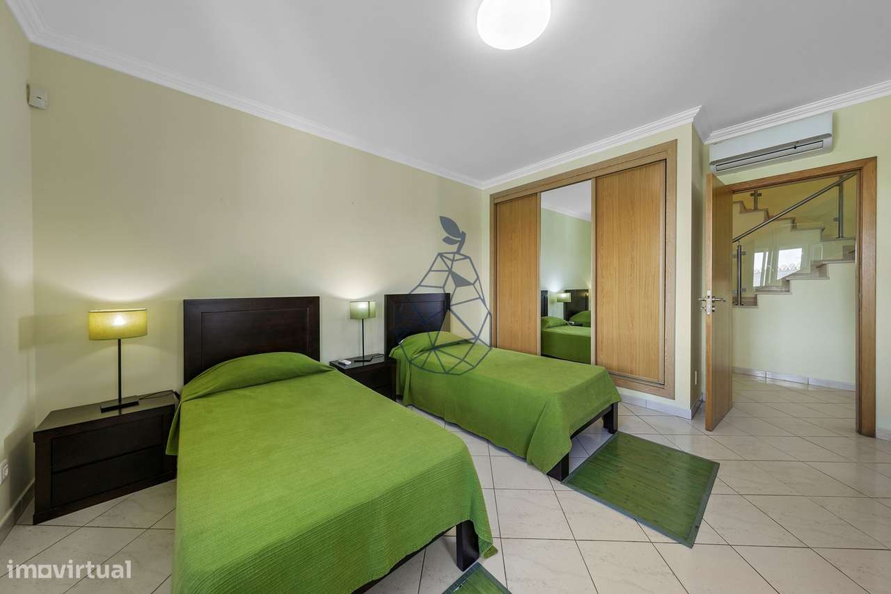 Moradia T5 com Piscina Privada, Jardim e 5 Suites em Montechoro, Albuf-52