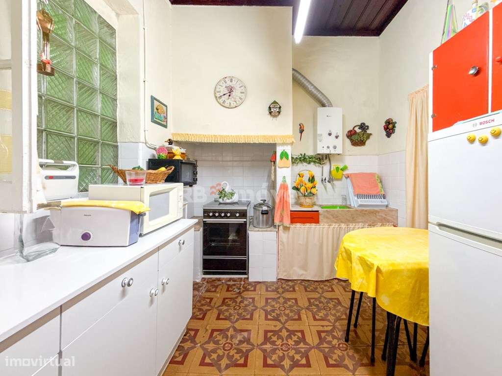 Moradia T4 de 2 pisos com logradouro, na zona norte do Entroncamento - Grande imagem: 2/60