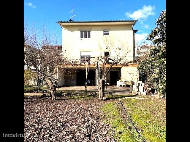 Moradia T4 isolada com jardim e garagem-15